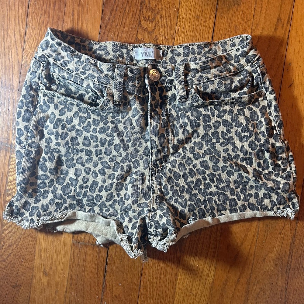 YMI womens leopard shorts size 5/27